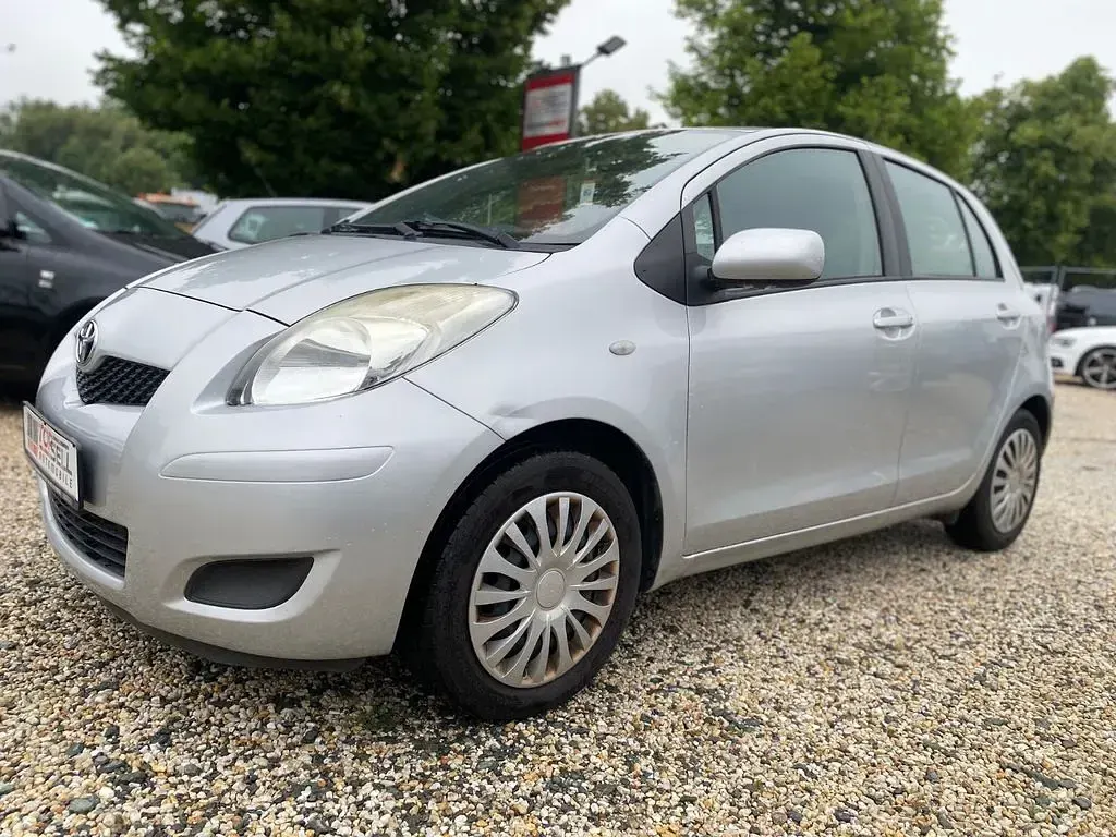 Gebraucht Toyota Yaris 99 PS (72 kW) 2012 Silber Kleinwagen