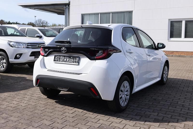 Gebraucht Toyota Yaris Basis 72 PS (52 kW) 2022 Weiß Limousine