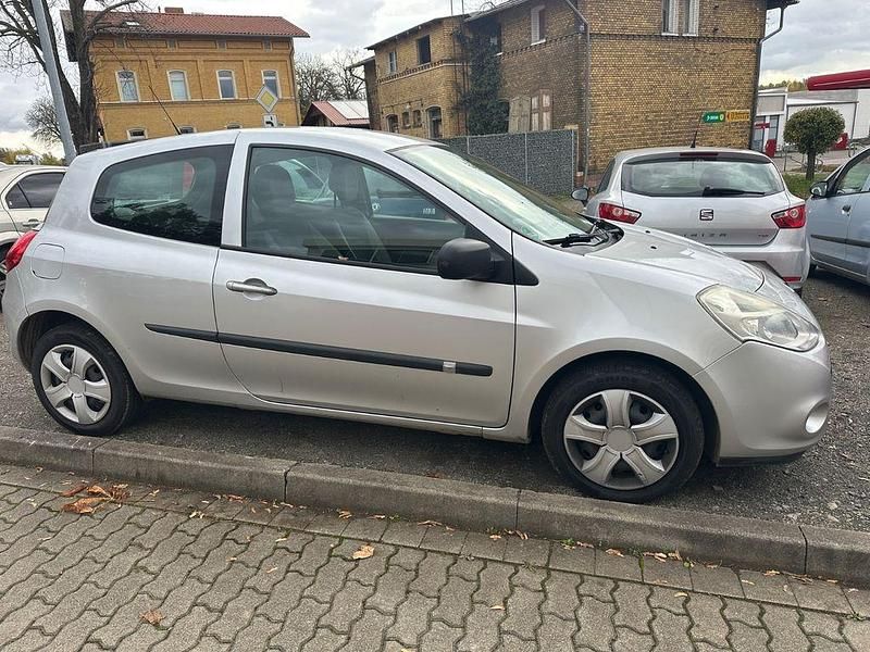 Gebraucht Renault Clio III Expression 75 PS (55 kW) 2009 Grau Limousine