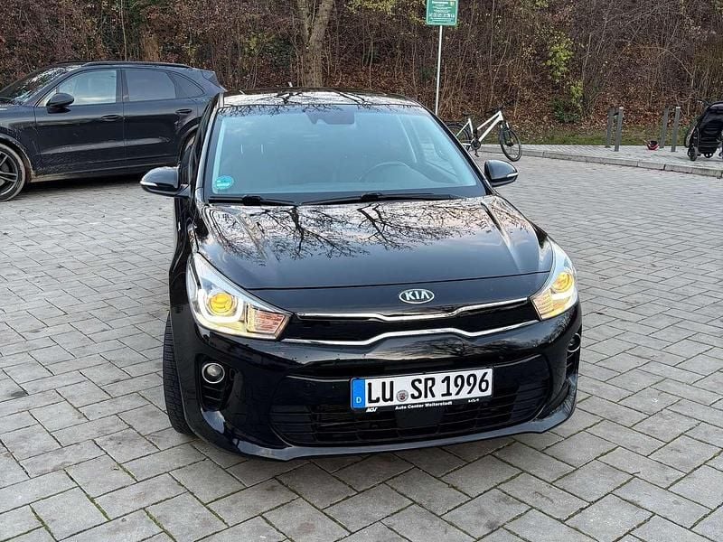 Schwarz Gebraucht 2020 Kia Rio Platinum Edition Limousine | 13.900 € (Fairer Preis) - Bild 1/4
