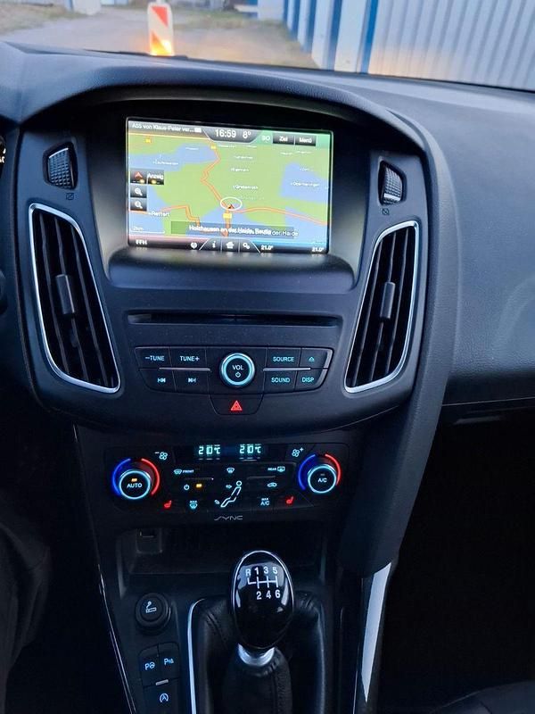 Gebraucht Ford Focus Titanium 125 PS (91 kW) 2015 Rot Kombi