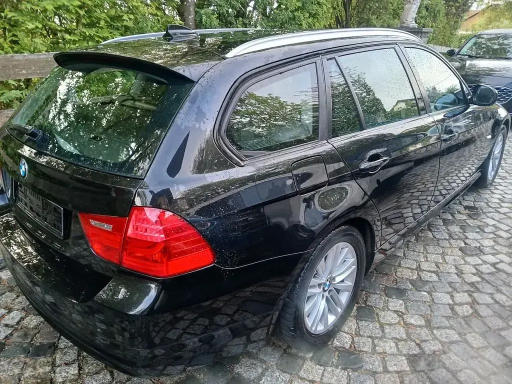Gebraucht BMW 318 143 PS (105 kW) 2011 Schwarz Kombi