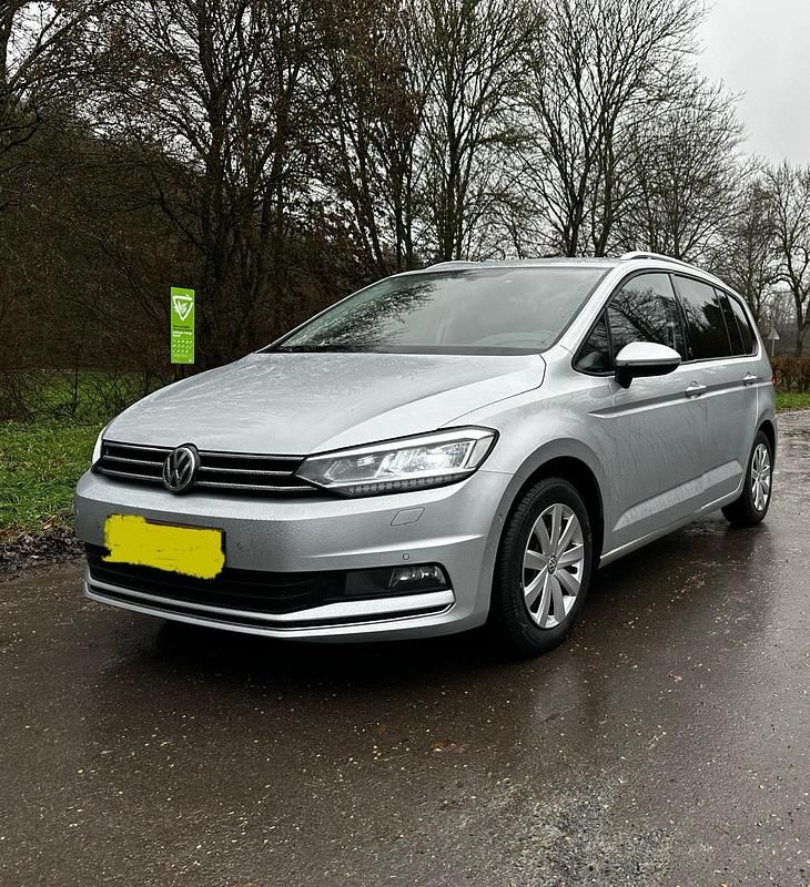 Grün Gebraucht 2017 VW Touran Sound Van / Kleinbus | 18.900 € (Teuer) - Bild 1/4