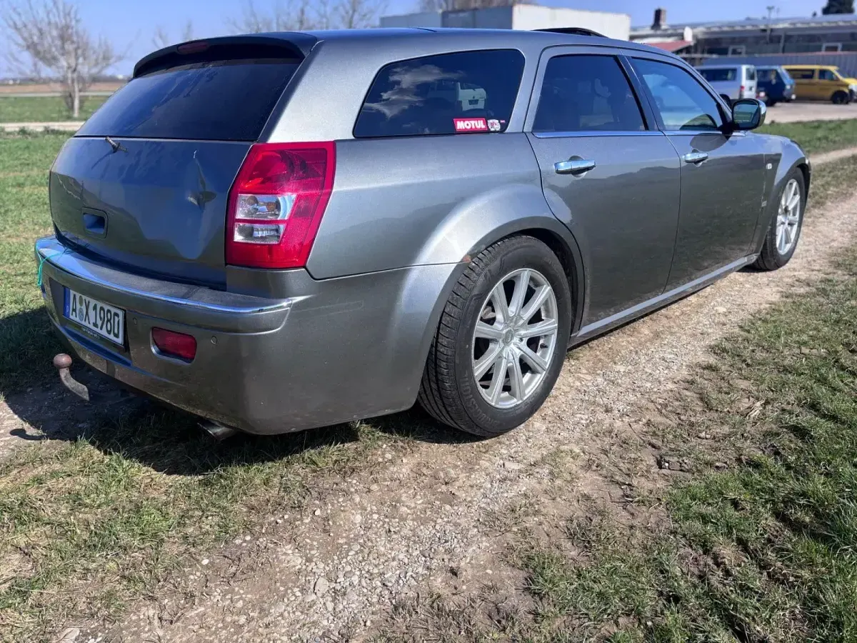 Używany Chrysler 300C Touring 271 KM (199 kW) 2010 Szary Kombi