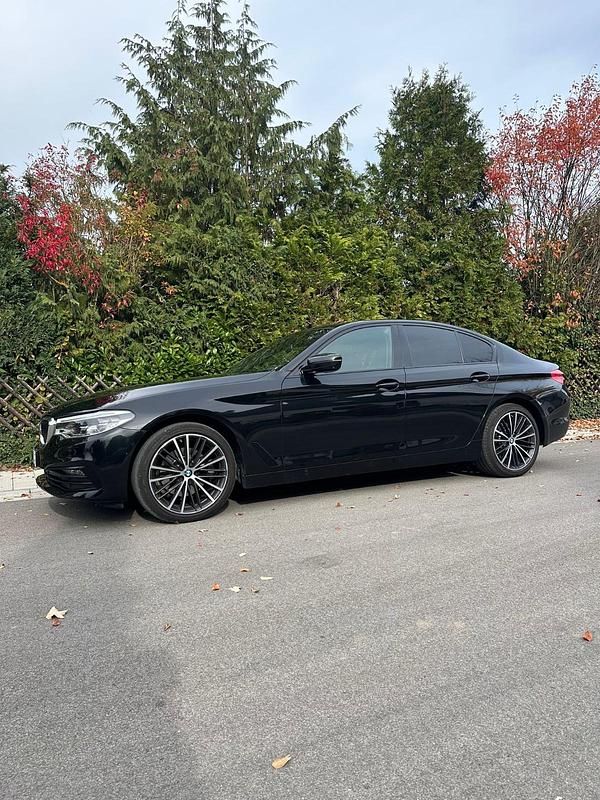 Schwarz Gebraucht 2020 BMW 520 Sport Line Limousine | 28.490 € (Fairer Preis) - Bild 1/4