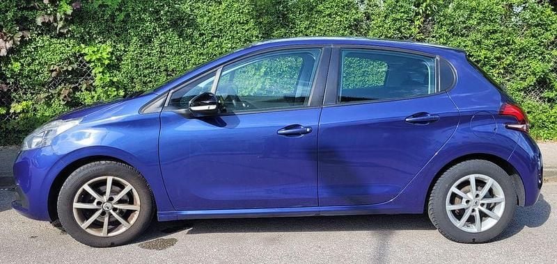 Blau Gebraucht 2017 Peugeot 208 Allure Kleinwagen | 6.500 € (Superpreis) - Bild 1/4