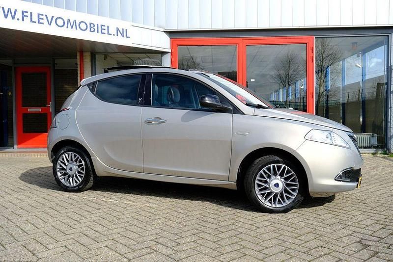 Gebraucht Lancia Ypsilon Platinum 80 PS (58 kW) 2015 Braun Kleinwagen