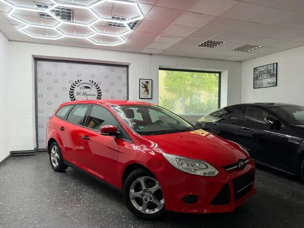 Gebraucht Ford Focus Ambiente 101 PS (74 kW) 2014 Rot Limousine