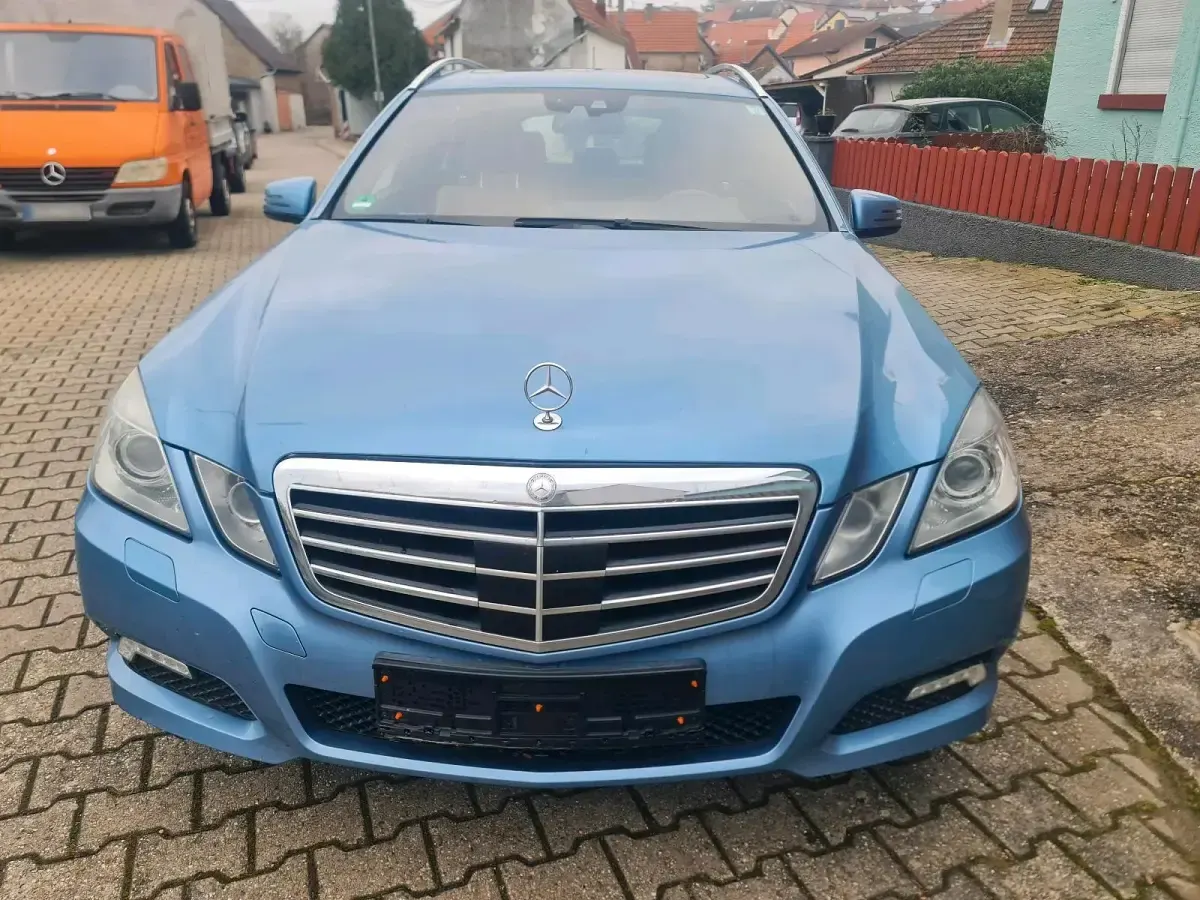 Gebraucht Mercedes E250 204 PS (150 kW) 2009 Blau Kombi