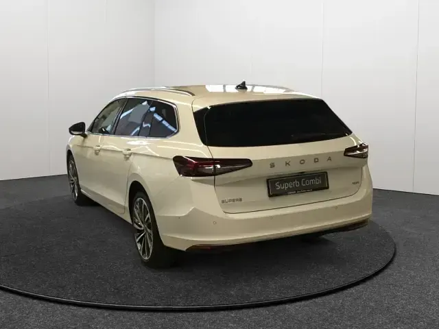 Neu Skoda Superb SportLine 193 PS (141 kW) 2026 Weiss Kombi