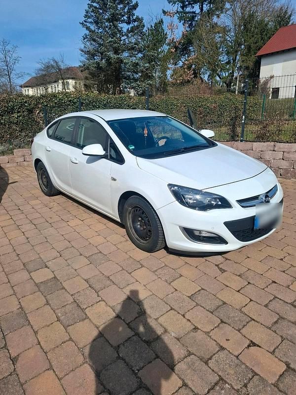 Gebraucht Opel Astra 131 PS (96 kW) 2012 Weiß Limousine