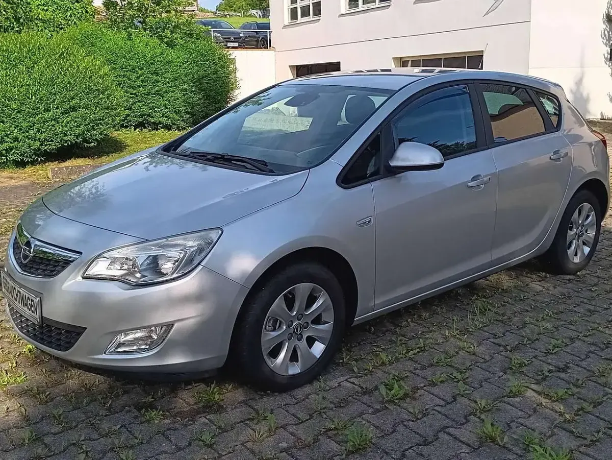 Gebraucht Opel Astra Design Edition 140 PS (102 kW) 2011 Argon silber/ice silver (m2) Kleinwagen