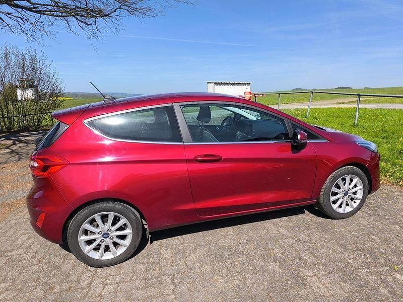 Gebraucht Ford Fiesta Titanium 125 PS (91 kW) 2018 Rot Kleinwagen