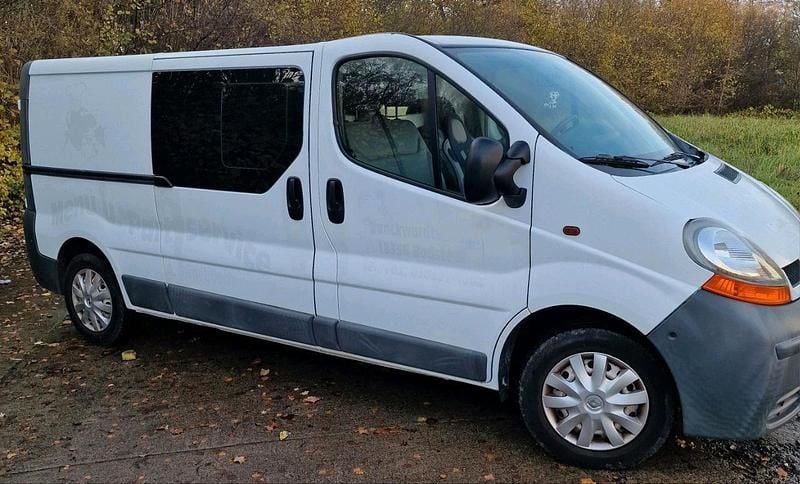 Second-hand Renault Trafic 82 CP (60 kW) 2005 Alb Monovolum