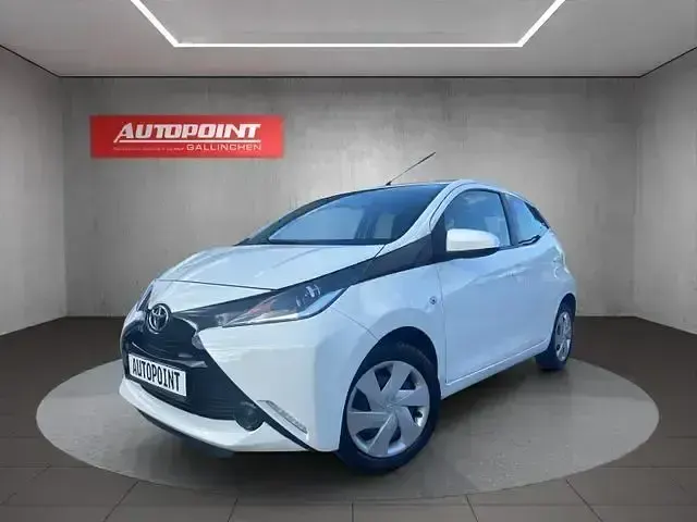 Gebraucht Toyota Aygo X-play 97 PS (71 kW) 2015 Weiß Kleinwagen