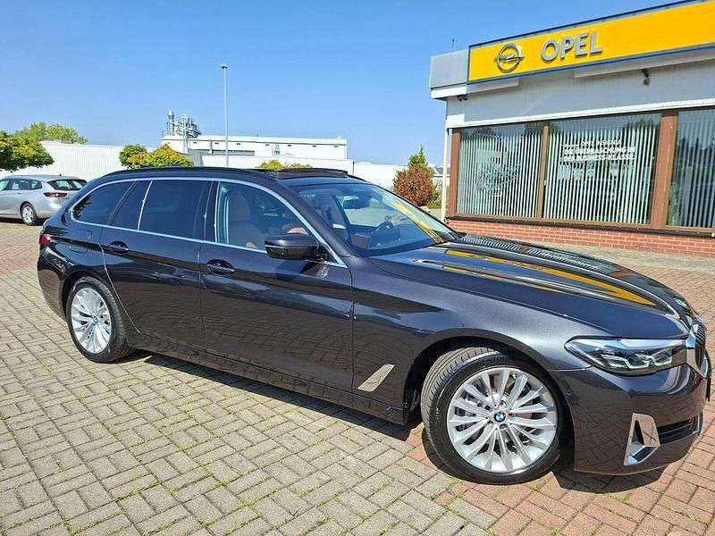 Sophistograu brillanteffekt me Gebraucht 2023 BMW 530 Luxury Line Kombi | 48.990 € (Teuer) - Bild 1/4