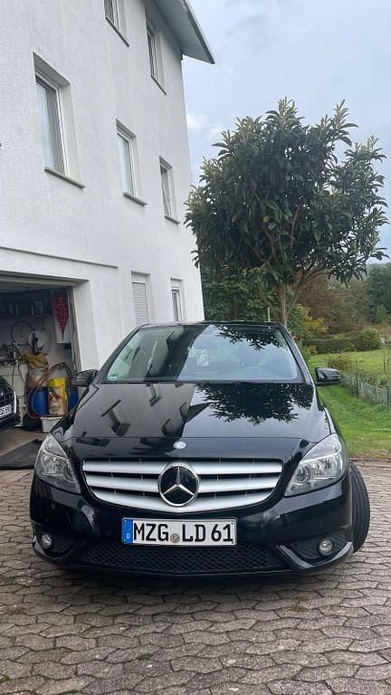 Gebraucht Mercedes B180 122 PS (89 kW) 2013 Schwarz Van / Kleinbus
