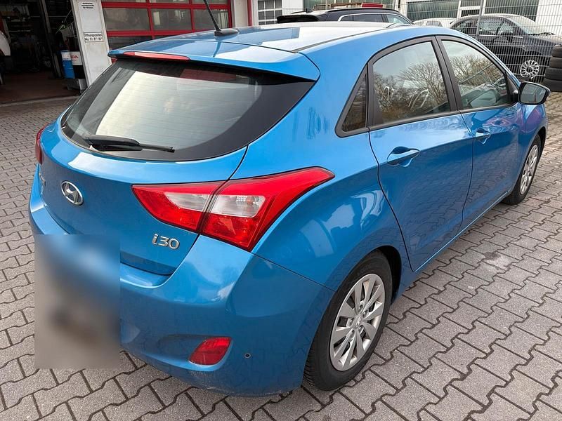 Gebraucht Hyundai i30 110 PS (80 kW) 2015 Blau Limousine