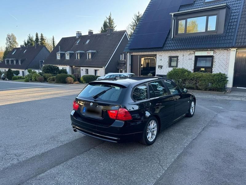 Gebraucht BMW 318 143 PS (105 kW) 2010 Schwarz Kombi