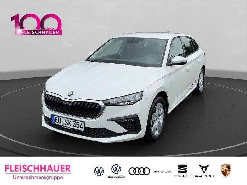 Weiss Gebraucht 2024 Skoda Scala Essence Kleinwagen | 18.990 € (Guter Preis) - Bild 1/4
