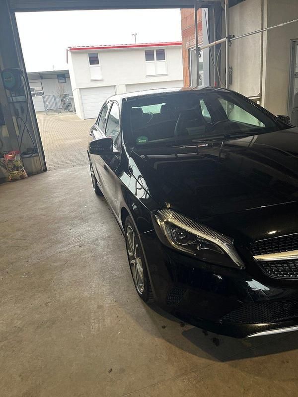Gebraucht Mercedes A180 122 PS (89 kW) 2016 Schwarz Kleinwagen