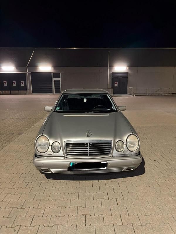 Gebraucht Mercedes E240 170 PS (125 kW) 1999 Silber Limousine