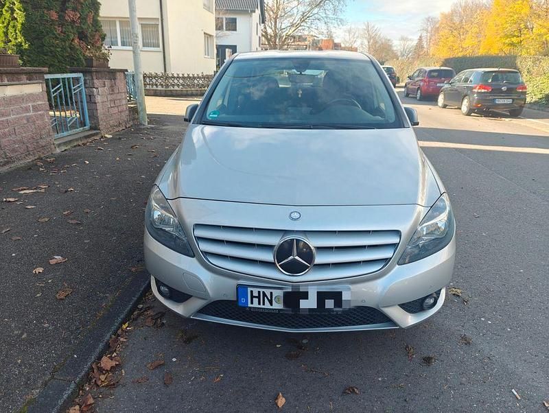 Silber Gebraucht 2012 Mercedes B180 Van / Kleinbus | 11.990 € (Fairer Preis) - Bild 1/4