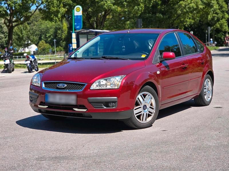 Rot Gebraucht 2005 Ford Focus Ghia Limousine | 1.650 € (Etwas zu teuer) - Bild 1/4