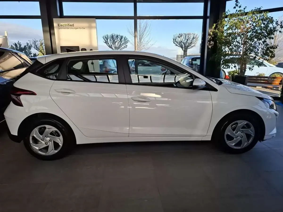 Gebraucht Hyundai i20 Select 101 PS (74 kW) 2025 Atlas white Kleinwagen