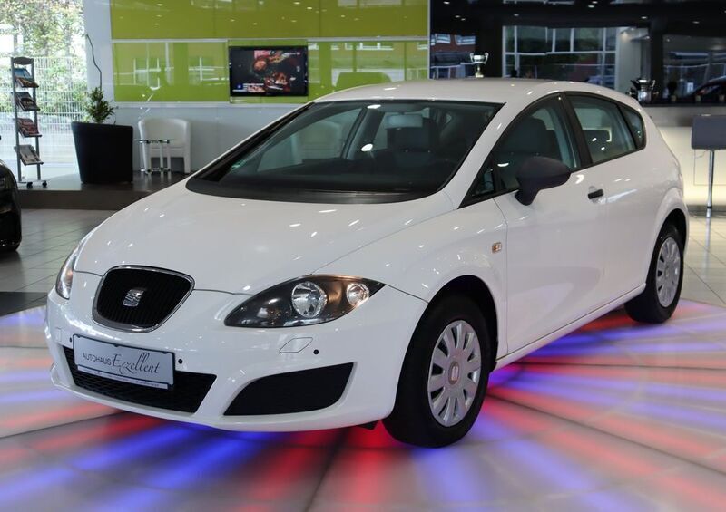 Weiss Gebraucht 2011 Seat Leon Limousine | 6.950 € (Teuer) - Bild 1/4