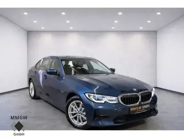 Gebraucht BMW 330e Advantage 252 PS (185 kW) 2021 Phytonicblau metallic Limousine