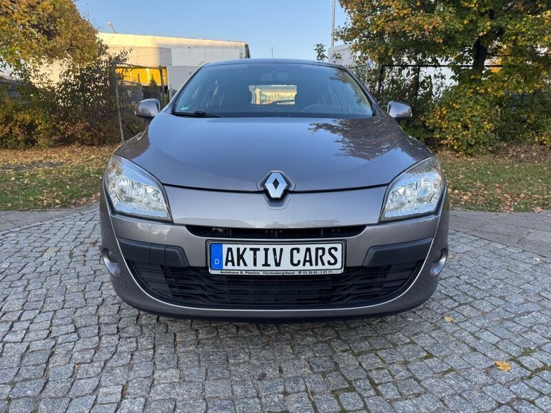 Grau Gebraucht 2010 Renault Mégane III Expression Limousine | 4.890 € (Etwas zu teuer) - Bild 1/4
