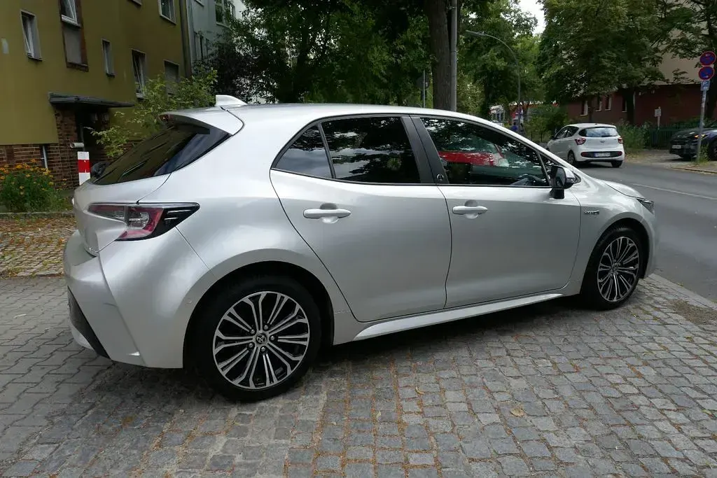 Gebraucht Toyota Corolla Hybrid Team 98 PS (72 kW) 2021 Precious silver Limousine