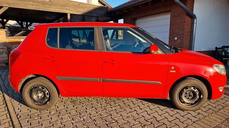 Rot Gebraucht 2013 Skoda Fabia Fresh Kleinwagen | 5.950 € (Guter Preis) - Bild 1/4