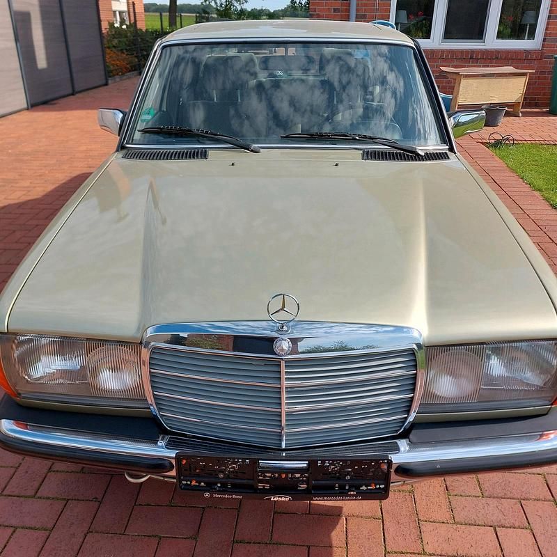 Grün Gebraucht 1982 Mercedes E230 Limousine | 9.990 € - Bild 1/4