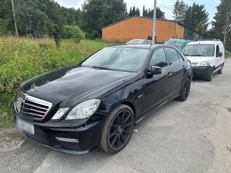 Schwarz Gebraucht 2009 Mercedes E63 AMG AMG Limousine | 12.400 € - Bild 1/4