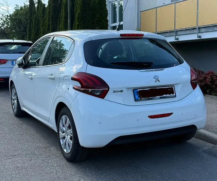Gebraucht Peugeot 208 Active 82 PS (60 kW) 2017 Weiß Kleinwagen