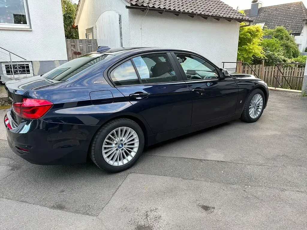 Używany BMW 330e iPerformance 252 KM (185 kW) 2016 Niebieski Sedan/Limuzyna