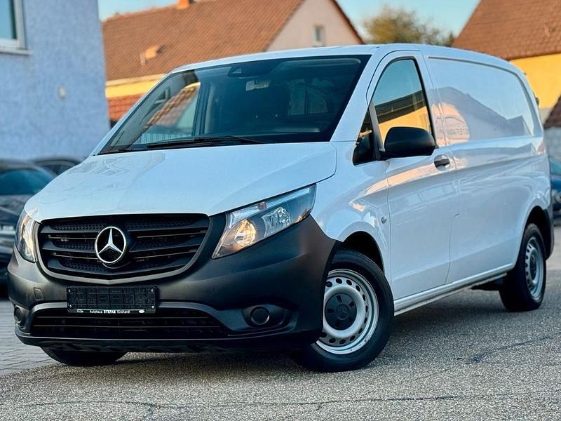 Weiß Gebraucht 2020 Mercedes Vito Van / Kleinbus | 20.390 € (Guter Preis) - Bild 1/4