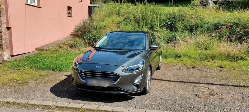 Grau Gebraucht 2019 Ford Focus Titanium Limousine | 13.999 € (Superpreis) - Bild 1/4