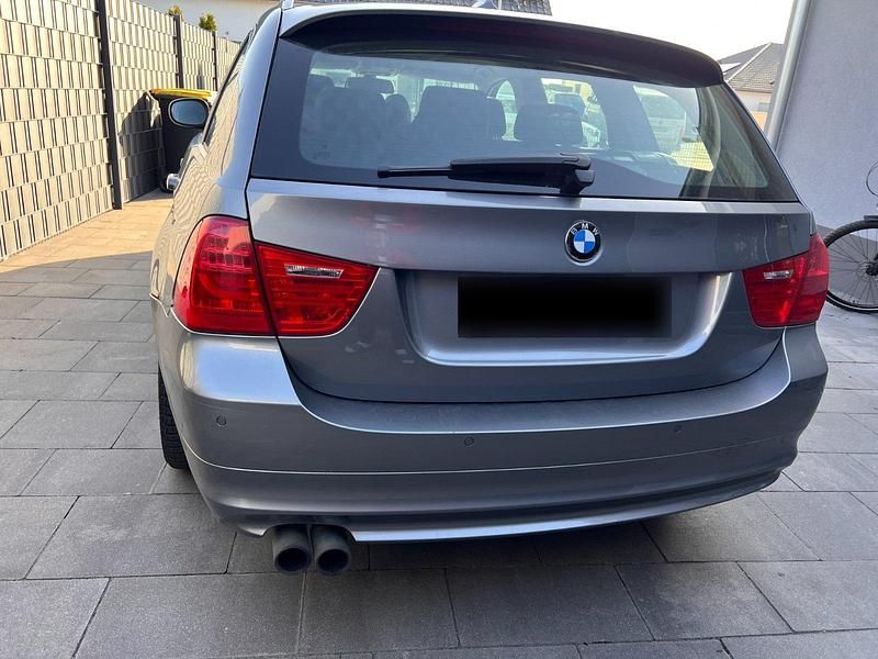 Gebraucht BMW 325 218 PS (160 kW) 2010 Grau Kombi