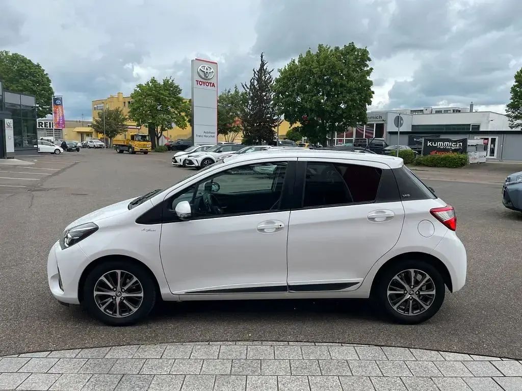 Gebraucht Toyota Yaris Club 72 PS (52 kW) 2019 Schneeweiß Limousine