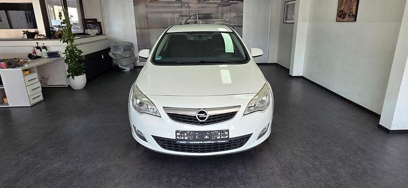 Gebraucht Opel Astra Design Edition 101 PS (74 kW) 2012 Weiß Limousine