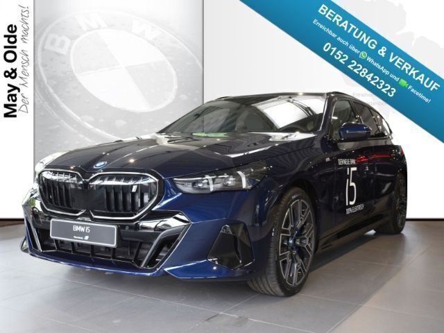 Tansanitblau metallic (blau) Gebraucht 2024 BMW i5 M Sport Limousine | 73.990 € - Bild 1/4