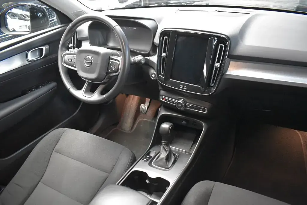 Gebraucht Volvo XC40 Momentum 163 PS (119 kW) 2020 Schwarz SUV
