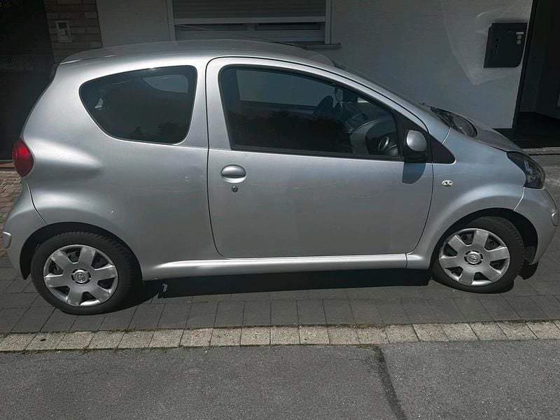 Silber Gebraucht 2006 Toyota Aygo Kleinwagen | 900 € (Fairer Preis) - Bild 1/4