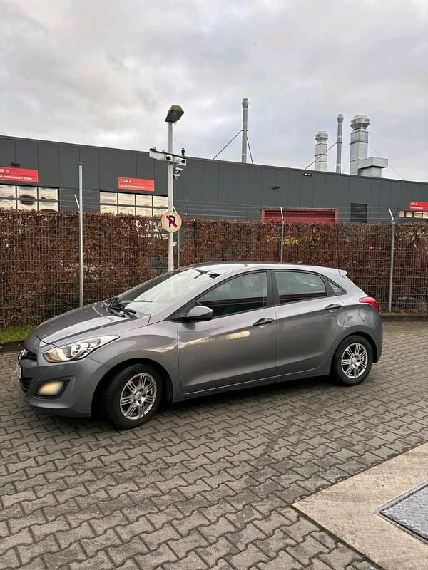 Gebraucht Hyundai i30 110 PS (80 kW) 2012 Grau Kleinwagen