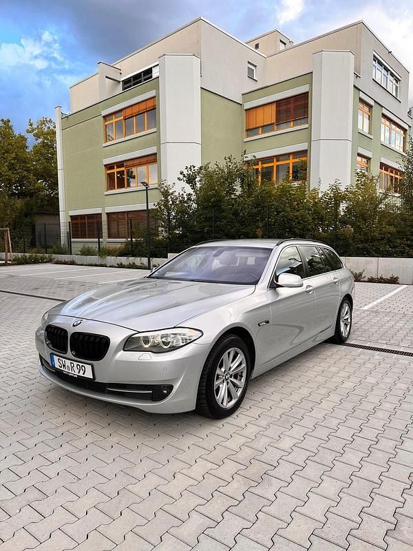 Silber Gebraucht 2011 BMW 520 Kombi | 8.799 € (Guter Preis) - Bild 1/4
