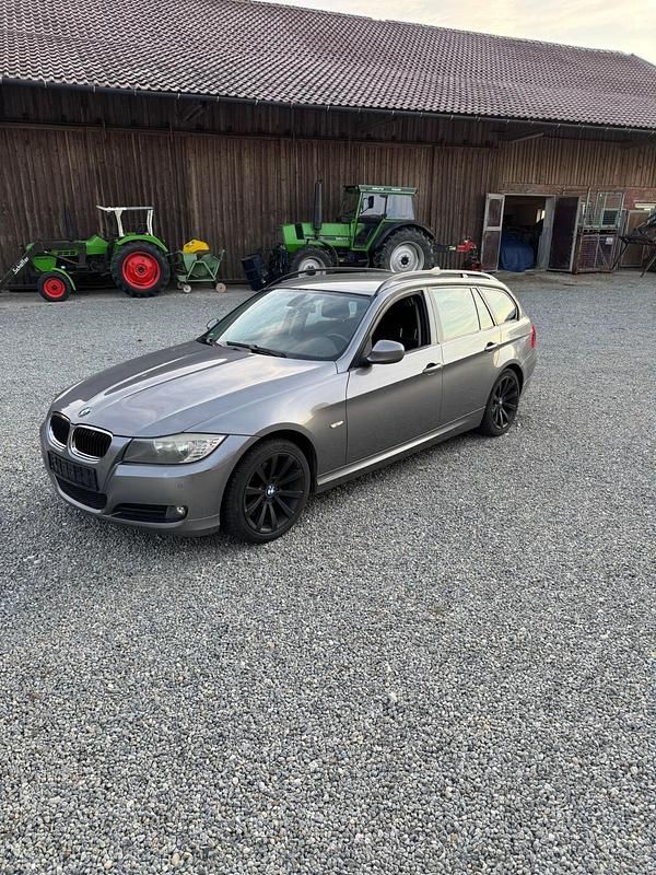 Silber Gebraucht 2009 BMW 320 Kombi | 3.799 € (Fairer Preis) - Bild 1/4