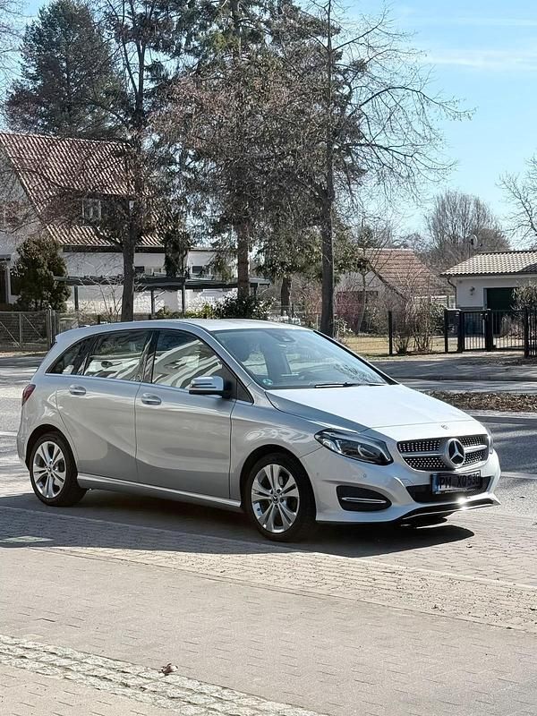 Gebraucht Mercedes B200 136 PS (100 kW) 2017 Silber Van / Kleinbus